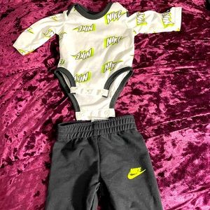 Newborn Nike shirt an sweat pants